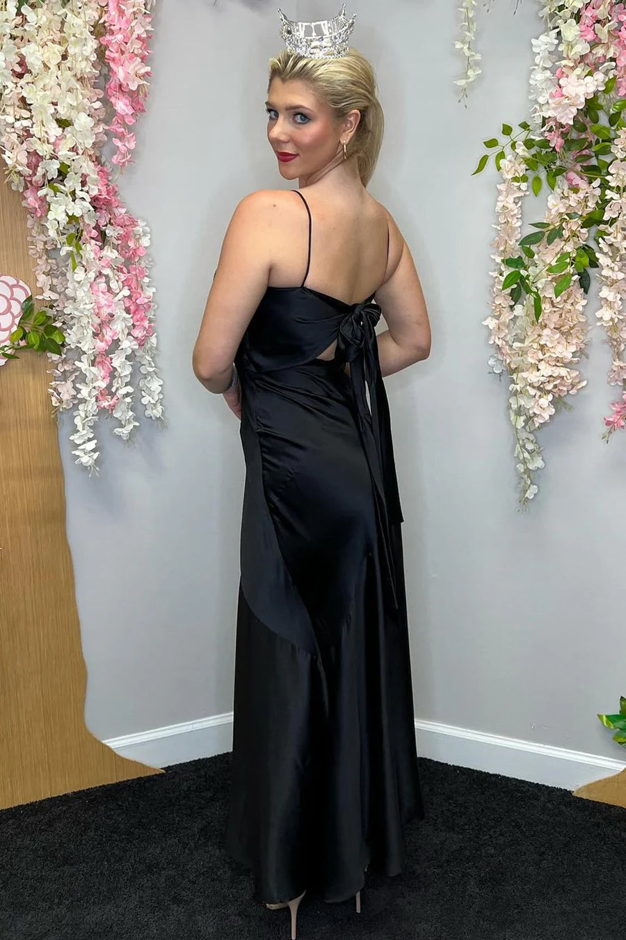 Vestido formal sencillo de corte A con tirantes finos y largo anudado en la espalda